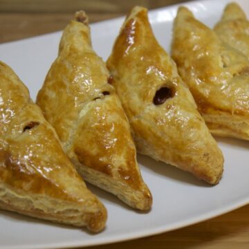 pastelitos de guayaba y queso on a white plate.