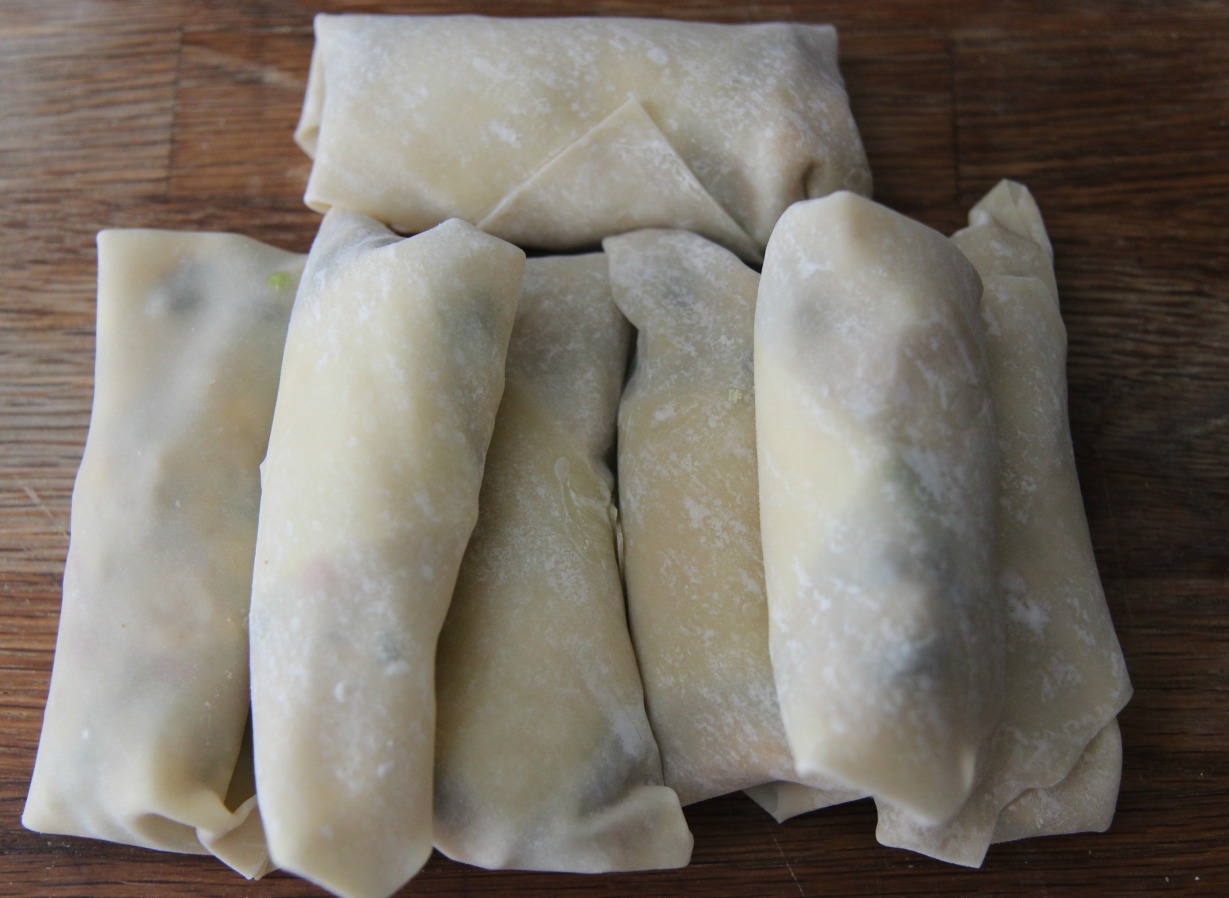 Wrap the wonton wrappers and seal with a little water. 