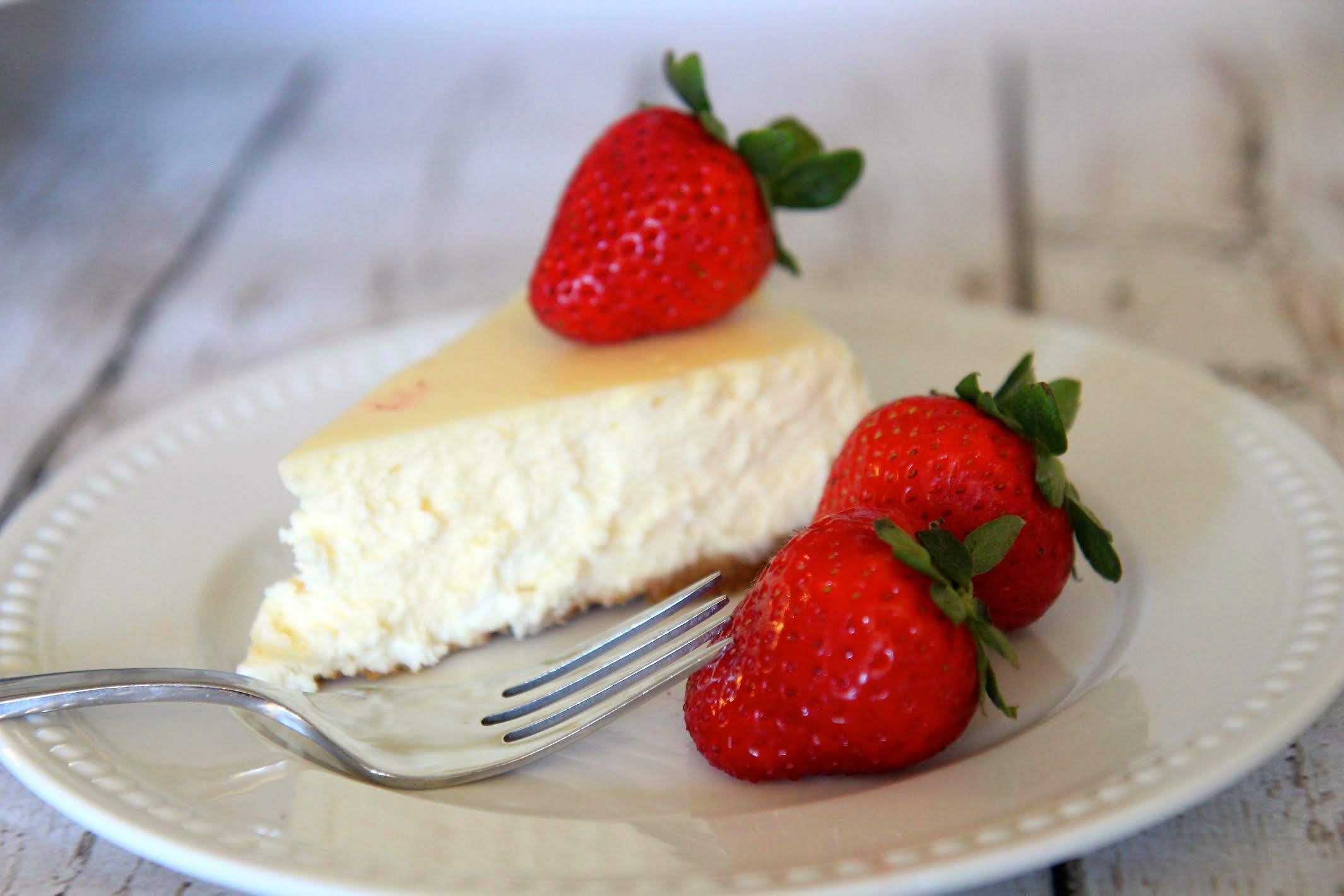 Plain Cheesecake with Strawberries