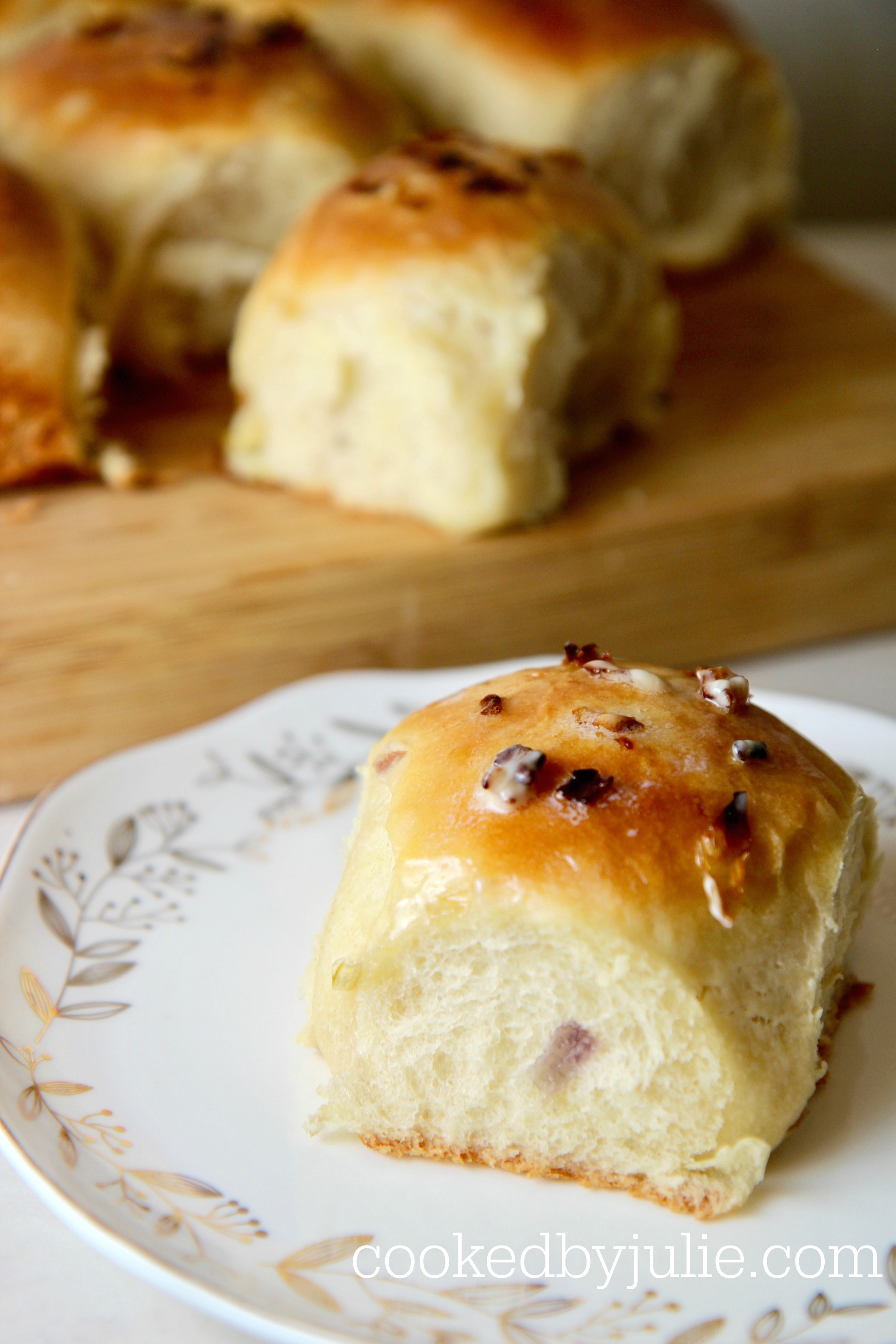 Light, fluffy and buttery onion dinner rolls. 