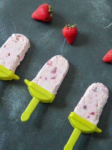 strawberry cheesecake popsicles with strawberry chunks