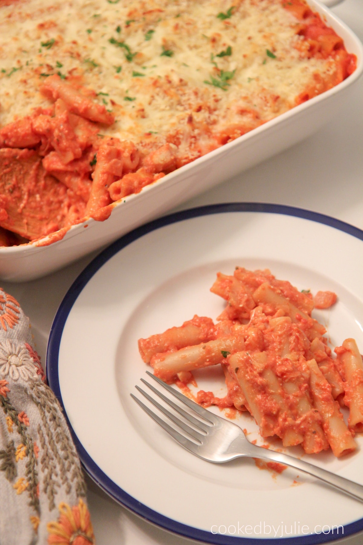 a plate of baked ziti 