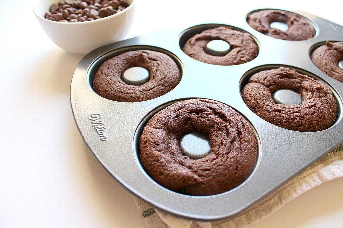 donut pan with six baked donuts 