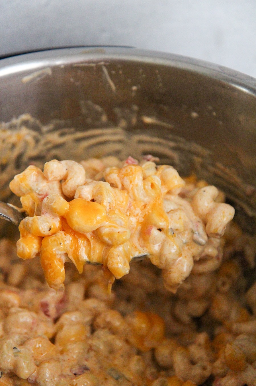 a spoonful of mac and queso inside the instant pot 