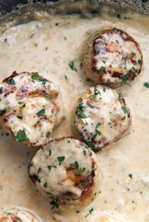 4 creamy garlic scallops up close.