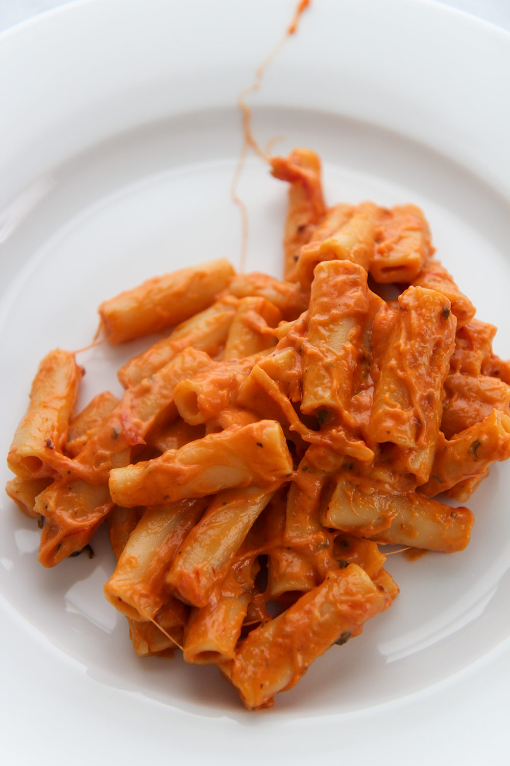 instant pot baked ziti on a white plate.