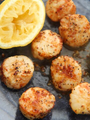 air fryer scallops with a lemon on the side.