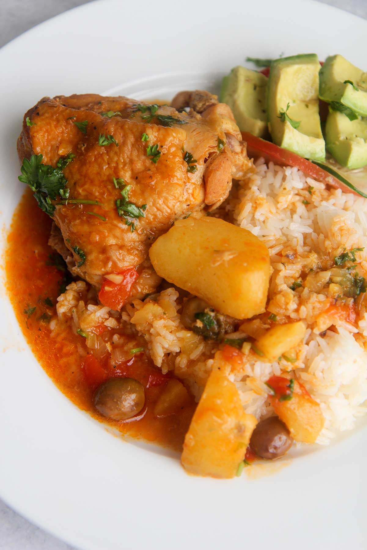 pollo guisado with white rice and avocado.