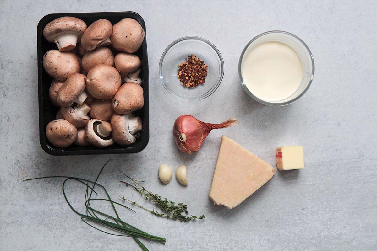 ingredients for creamy garlic mushrooms. 