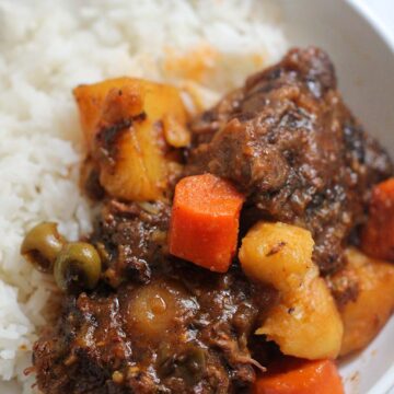 rabo encendido with white rice.