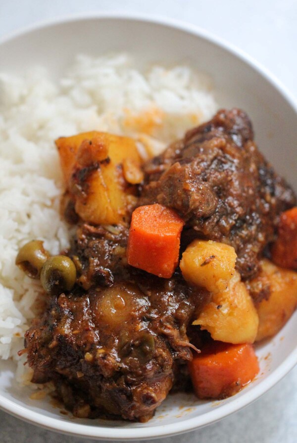 rabo encendido with white rice.