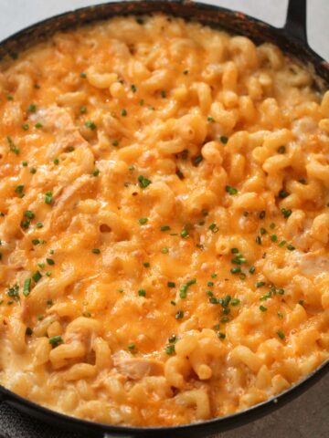 buffalo chicken mac and cheese with green chives on top.