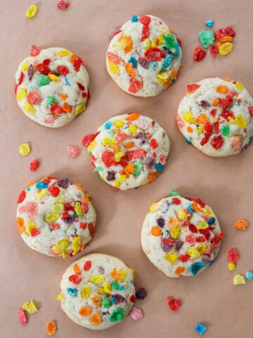 7 fruity pebbles cookies up close.