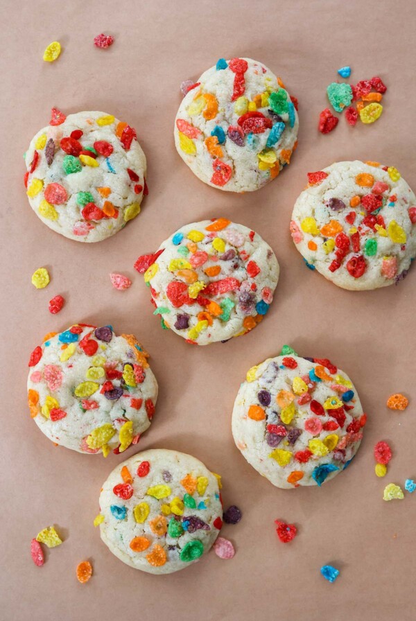 7 fruity pebbles cookies up close.