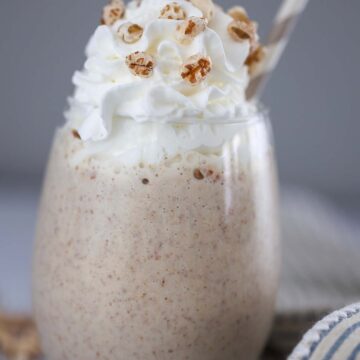 Batido de trigo with whipped cream and a straw.