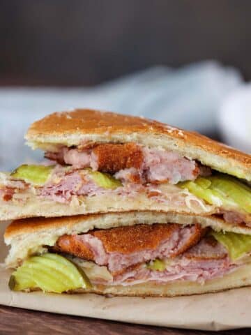 croqueta preparada sandwich up close.