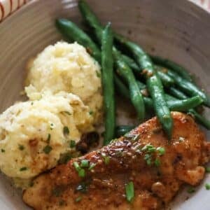 lemon butter chicken with mashed potatoes and green beans.